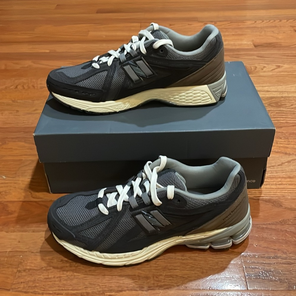 New Balance Men's black/brown w/ gray accents Sneakers size 11 New in the box - Picture 2 of 7